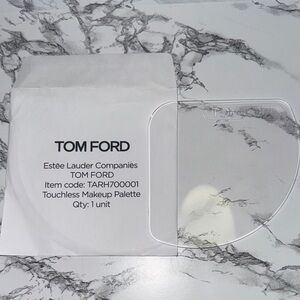 NWOB Tom Ford touch less makeup palette
Never used
Still in sleeve pack